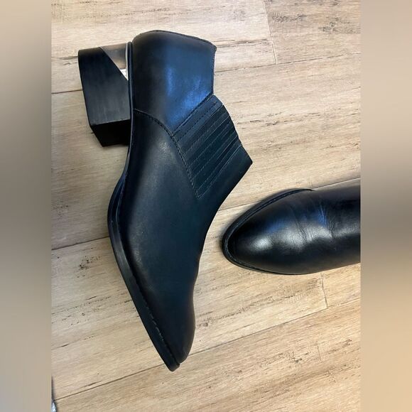 Steve Madden women’s leather black pointed toe Chelsea boots. Clear heel. Size 8 - Picture 4 of 9